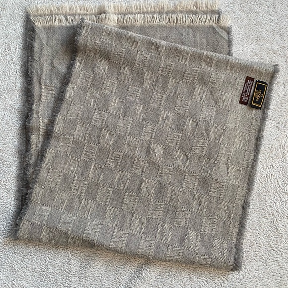 Preloved Used Authentic FENDI SCARF - Picture 15 of 16